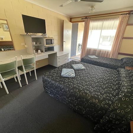 Warrego Motel Чарлевил Екстериор снимка
