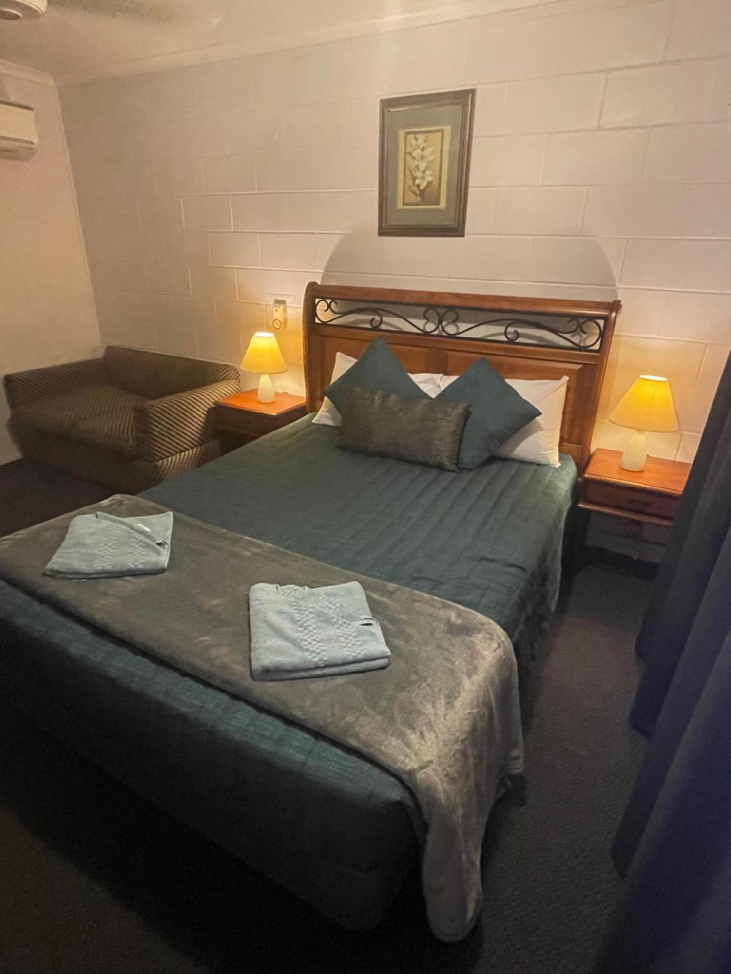 Warrego Motel Чарлевил Екстериор снимка