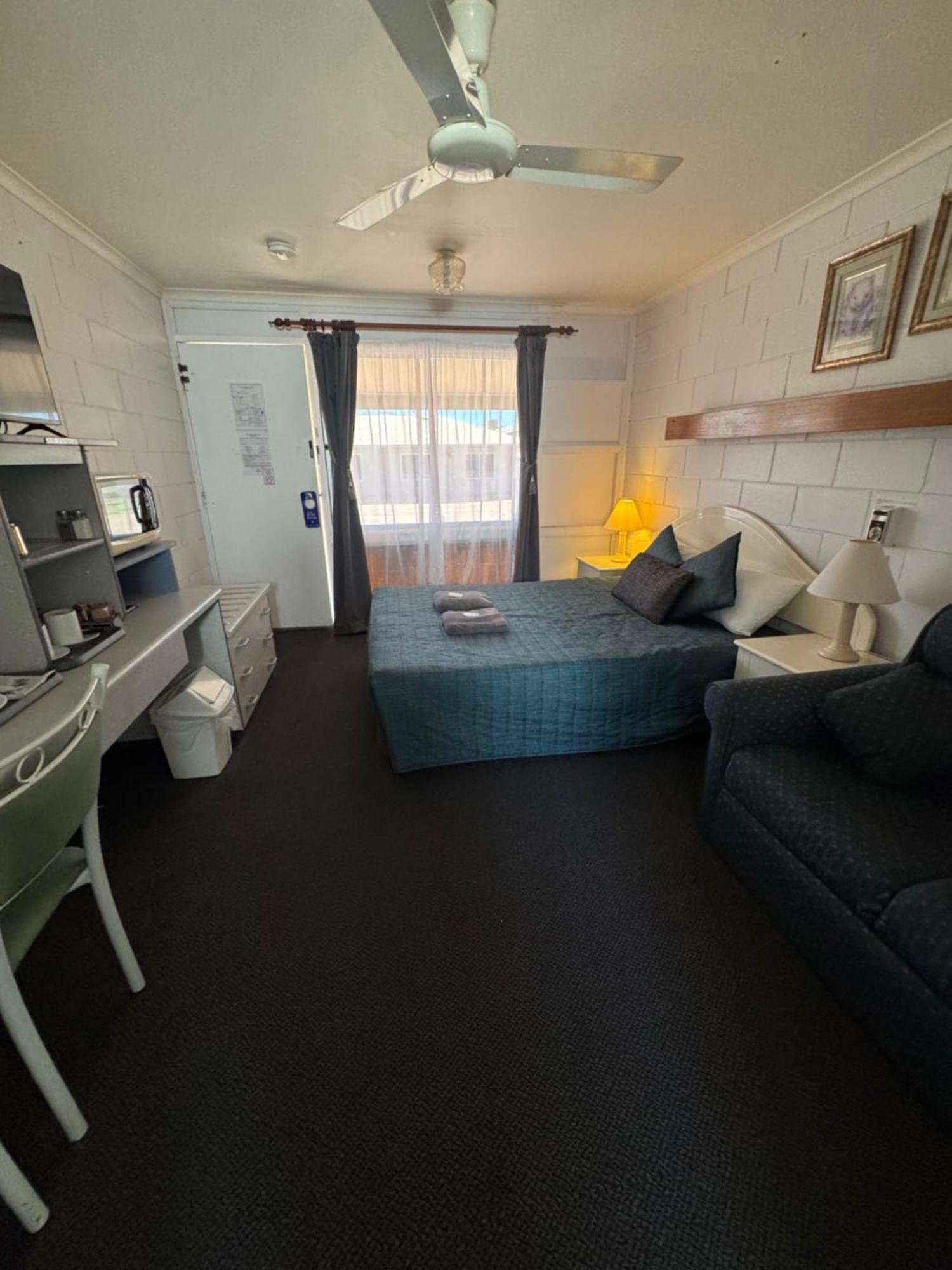 Warrego Motel Чарлевил Екстериор снимка
