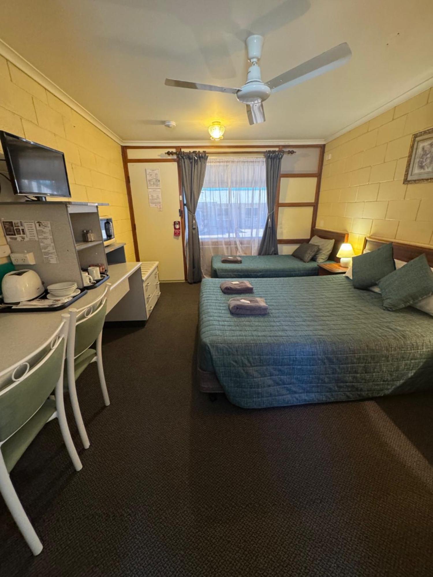 Warrego Motel Чарлевил Екстериор снимка