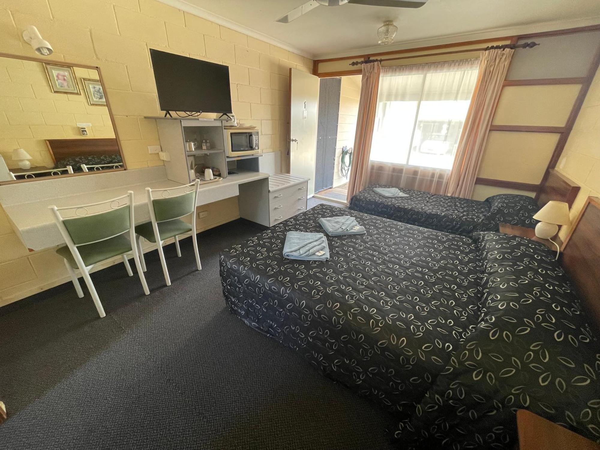 Warrego Motel Чарлевил Екстериор снимка